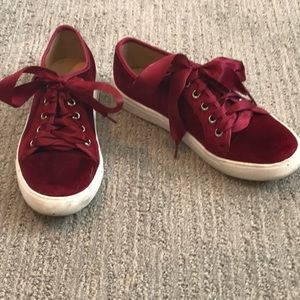 Velvet red sneaker